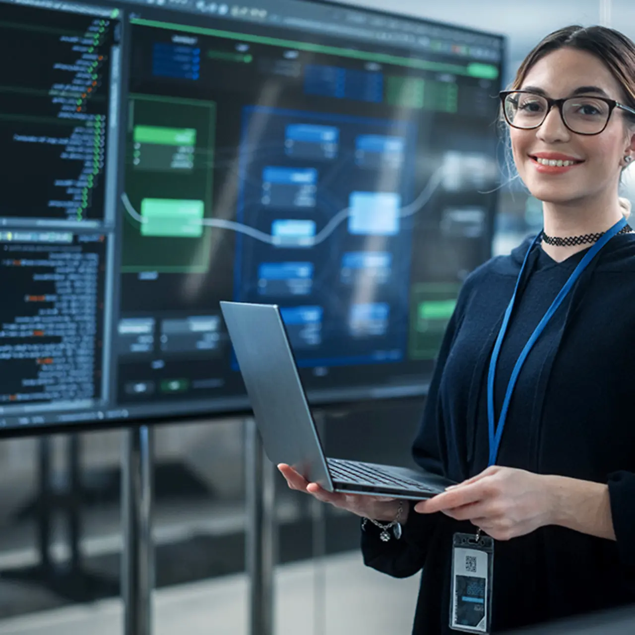 一名女性软件开发人员正在使用笔记本电脑和物联网