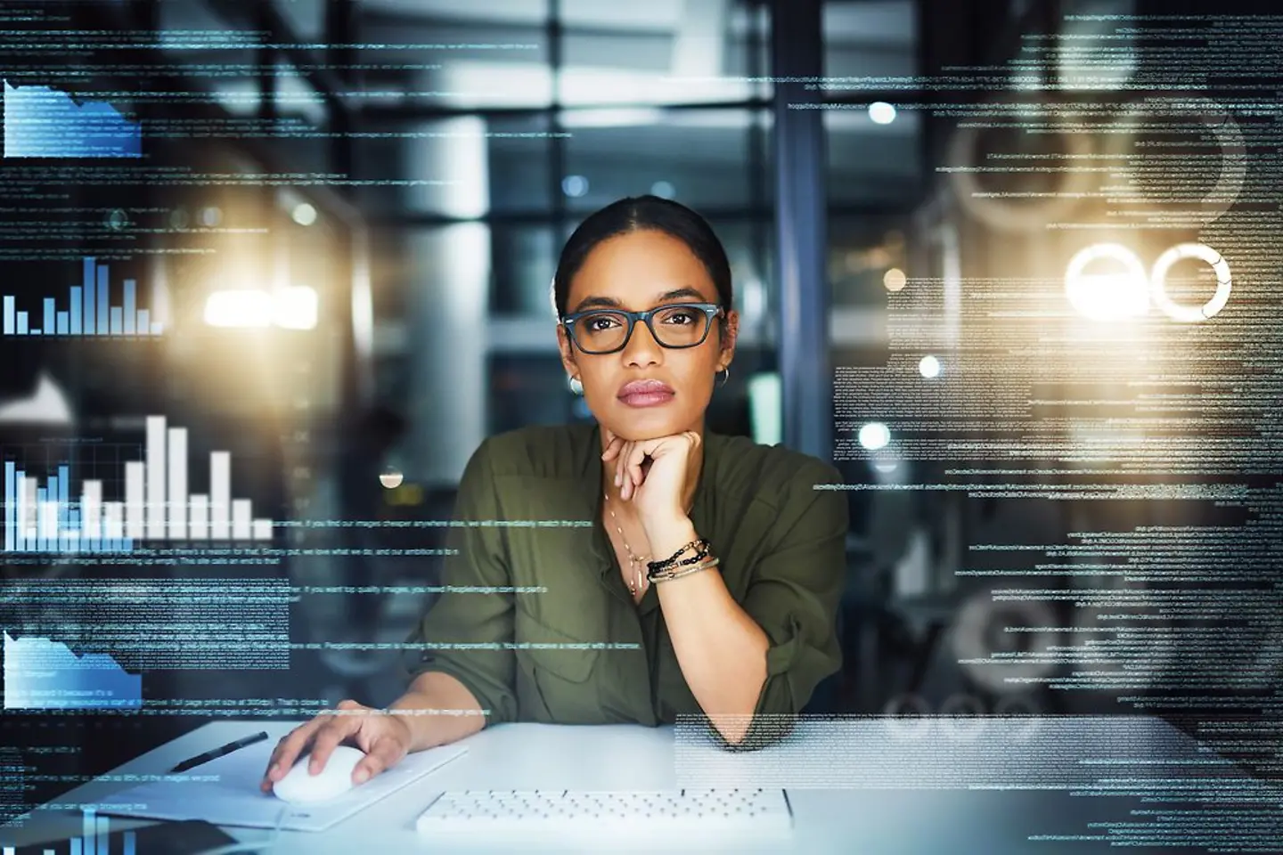 Uma mulher olha diretamente para uma tela