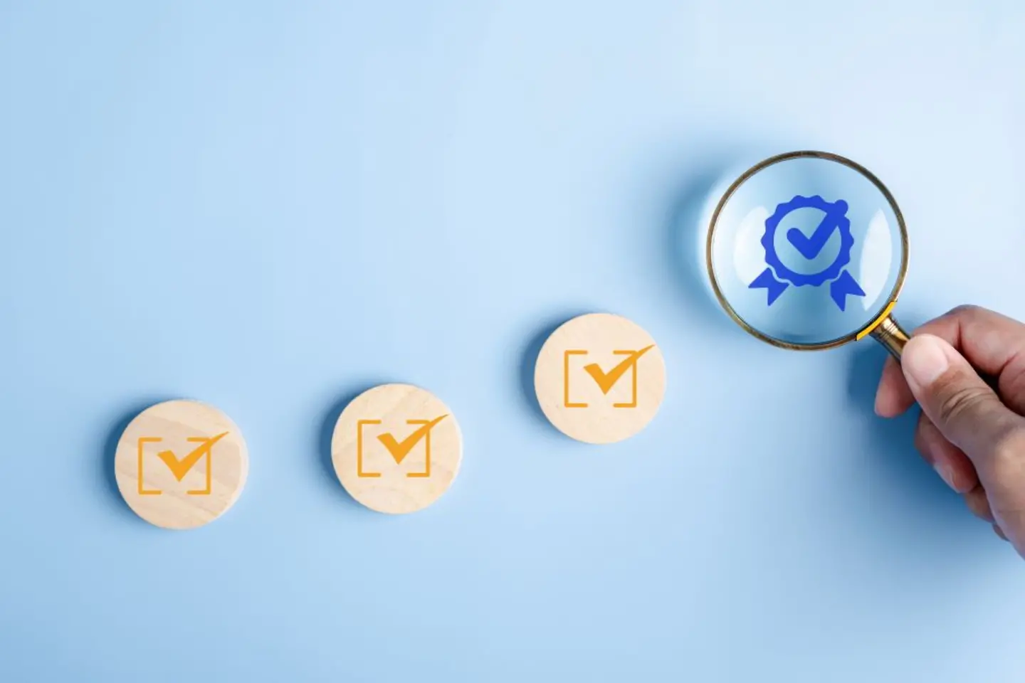 Hand eines Geschäftsmannes, der mit einer Lupe ein Zertifikatssymbol hervorhebt