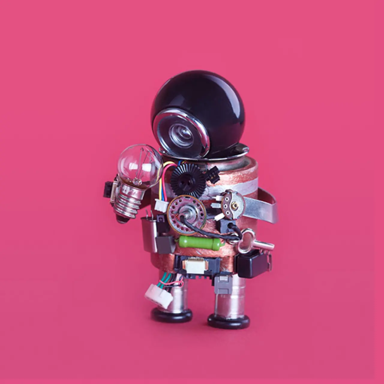 Lustiges Roboterspielzeug hält Glühbirne