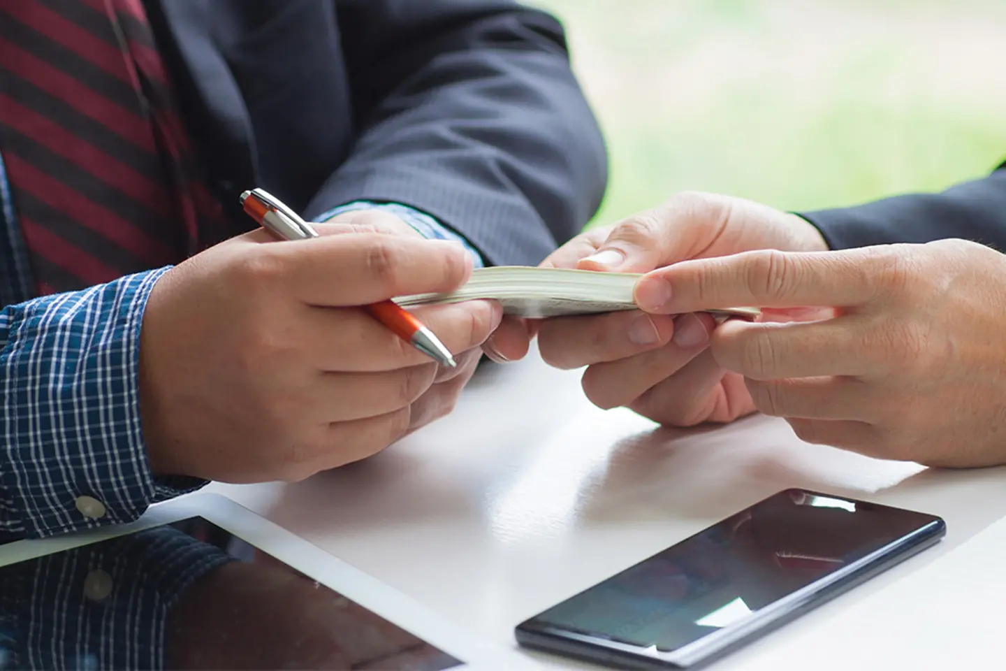 Zakenman overhandigt geld aan zakenman