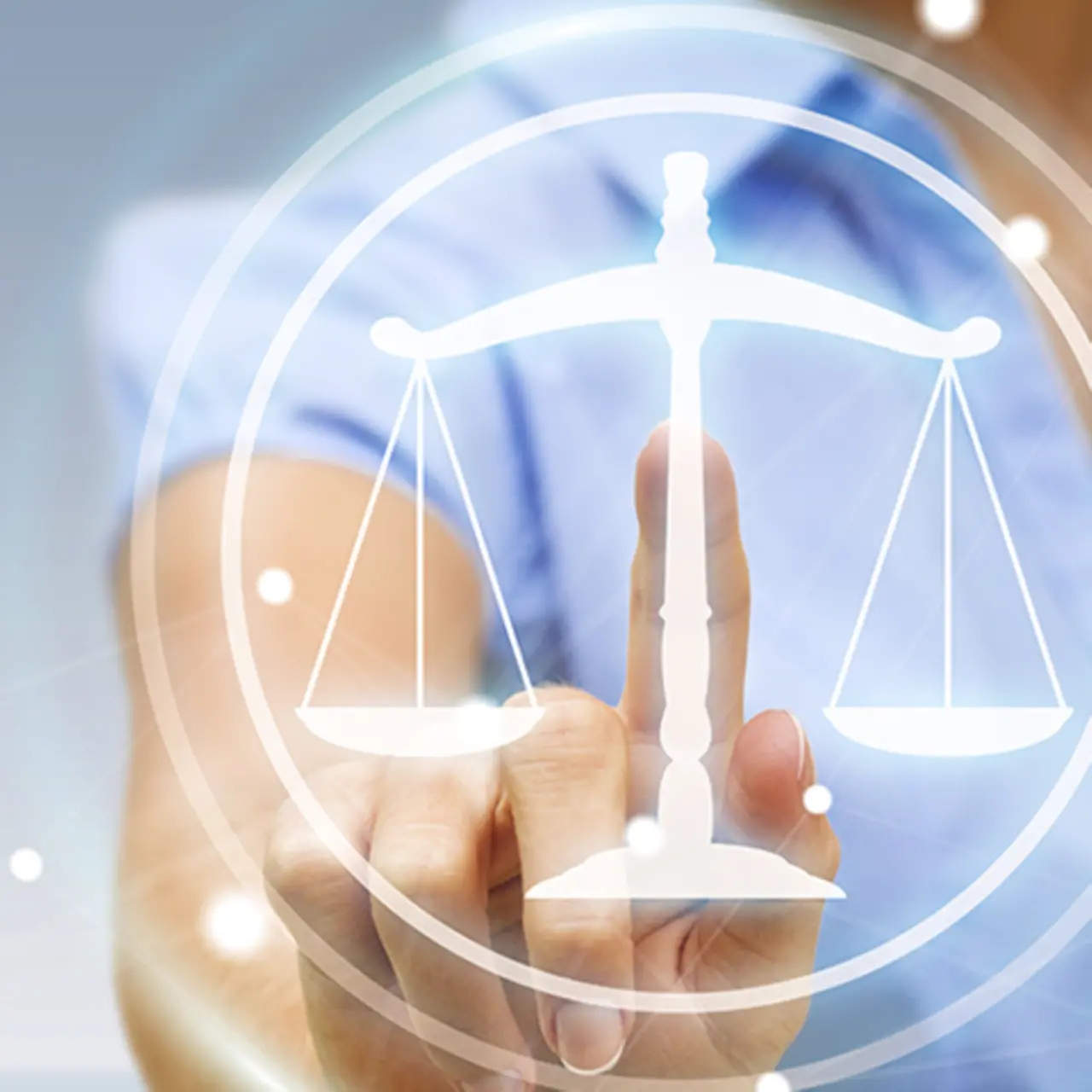 Finger tippt auf ein Waage Symbol