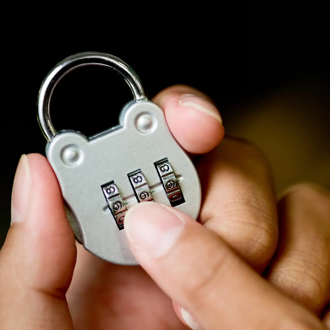 Zahlenschloss wird von Hand verstellt