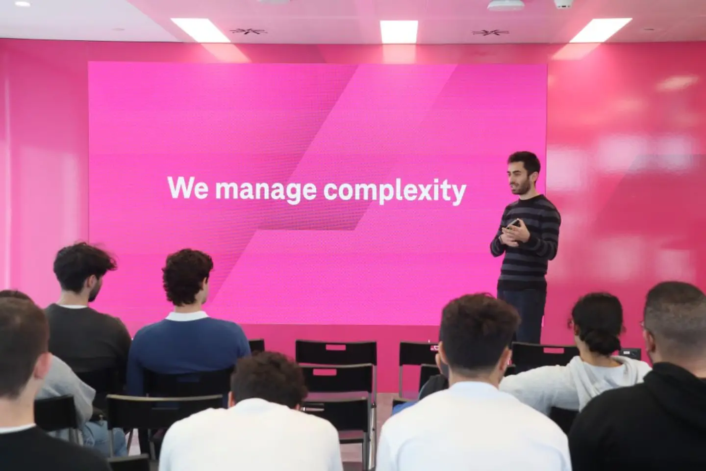 Experto presentando soluciones por sectores en el Centro de Innovación de Barcelona