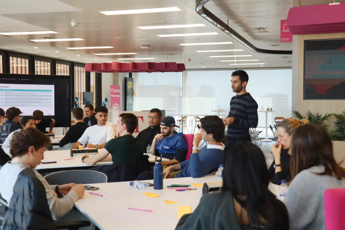 Experten beim Brainstorming im Workshop Innovation Experience Session