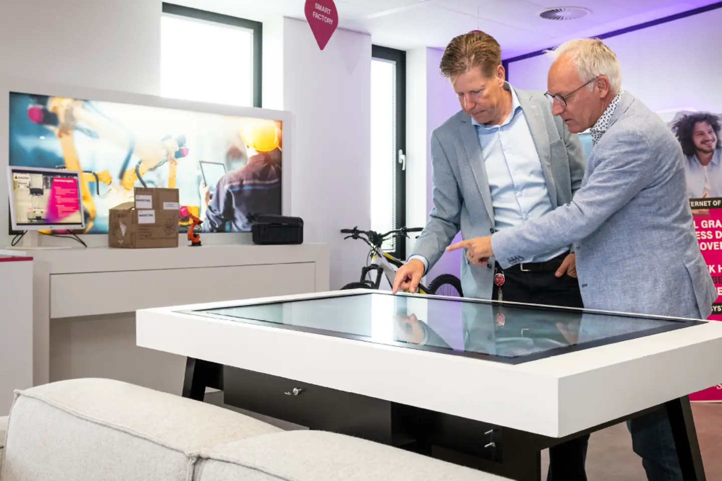 Experto guiando a visitantes del Centro de Innovación de Utrecht