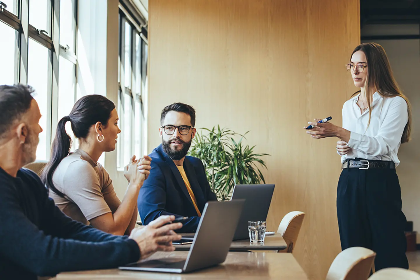 Geschäftsleute diskutieren über eine Strategie zur Cyberwiederherstellung