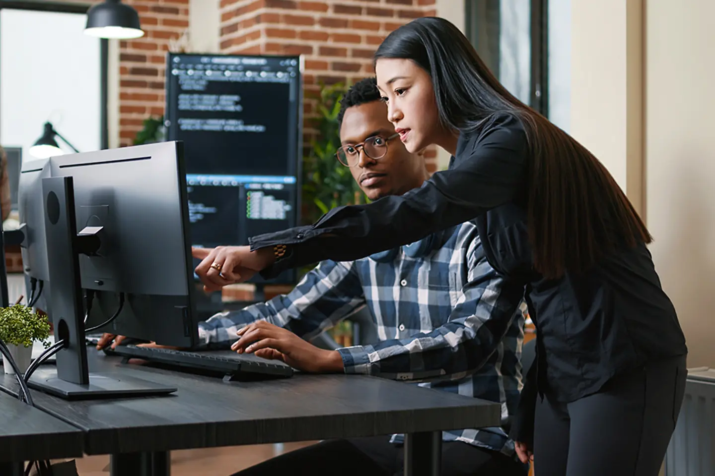 Sicherheitsteam arbeitet auf Laptops an Cyberangriffen
