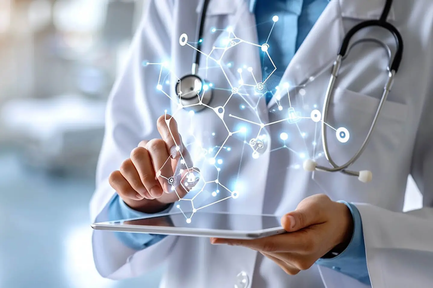 Ein Arzt hält einen Tablet-Computer