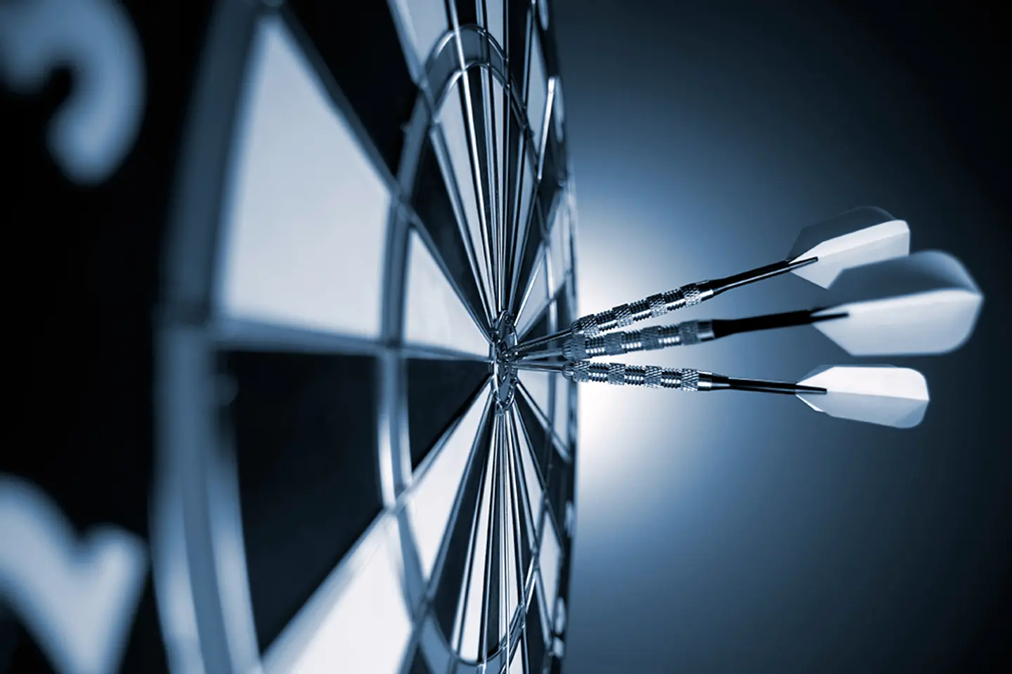 Een dartbord met dartpijlen in het midden
